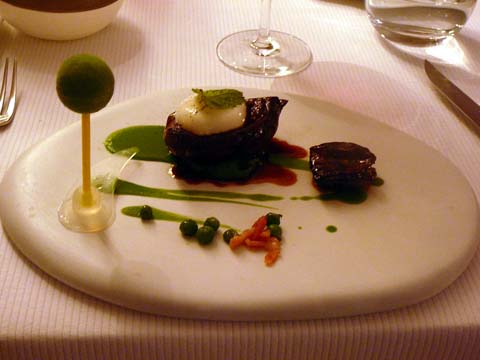 Pigeon de la Drôme de M. Chabert, jeu de petits pois, menthe fraîche et air de lard fumé